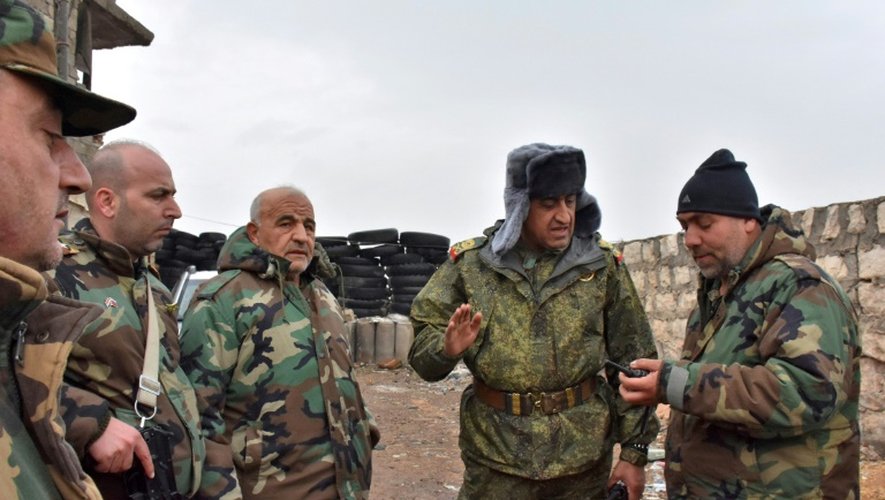 Un général des forces gouvernementales syriennes s'entretient avec ses troupes dans le district Sheikh Saeed d'Alep, le 30 novembre 2016