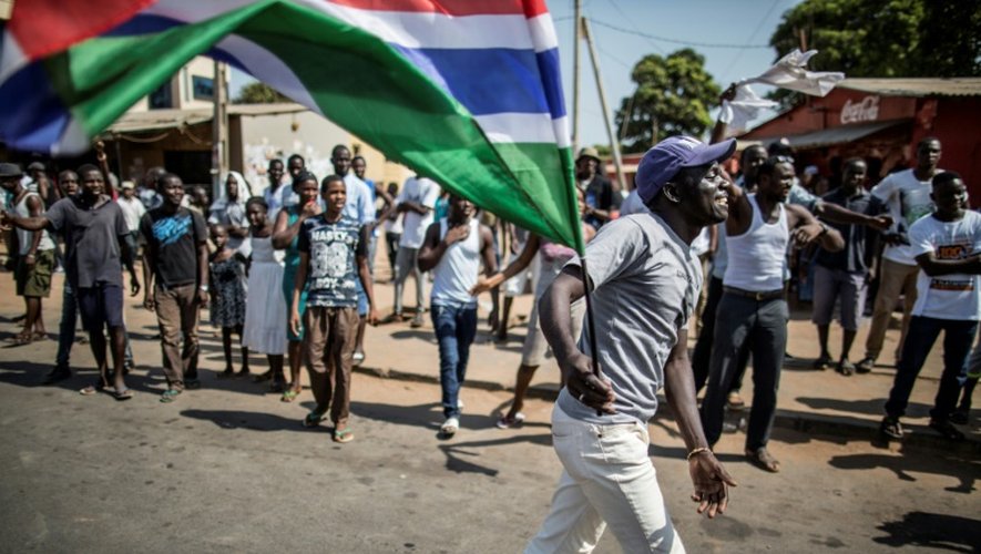 L'annonce de la victoire de Barrow a suscité des manifestations de joie dans les rues de Banjul, où des forces de sécurité étaient déployées depuis tôt vendredi matin.