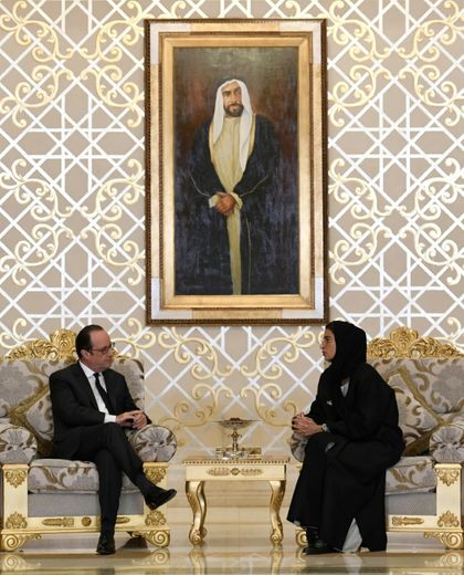 François Hollande lors de son entrevue avec la ministre des Emirats arabes unis, Noura al-Kaabi, après son arrivée à Abou Dhabi, le 2 décembre 2016