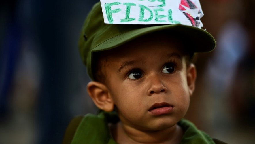 Un enfant parmi la foule qui a rendu un ultime hommage à Fidel Castro, le 3 décembre 2016 à Santiago de Cuba
