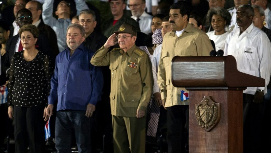 Le président de Cuba, Raul Castro, effectue le salut militaire entouré (à droite) par le président vénézuélien Nicolas Maduro et (à gauche) des anciens présidents brésiliens Dilma Rousseff et Luiz Inacio Lula Da Silva, lors de la cérémonie d'hommage à Fidel Castro, le 3 décembre 2016 à Santiago de Cuba