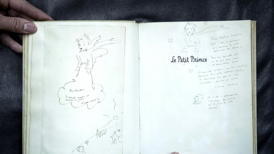 Un exemplaire original du Petit Prince dédicacé par Antoine de Saint-Exupéry photographié à la maison de ventes aux enchères Cazo à Paris le 2 décembre 2016