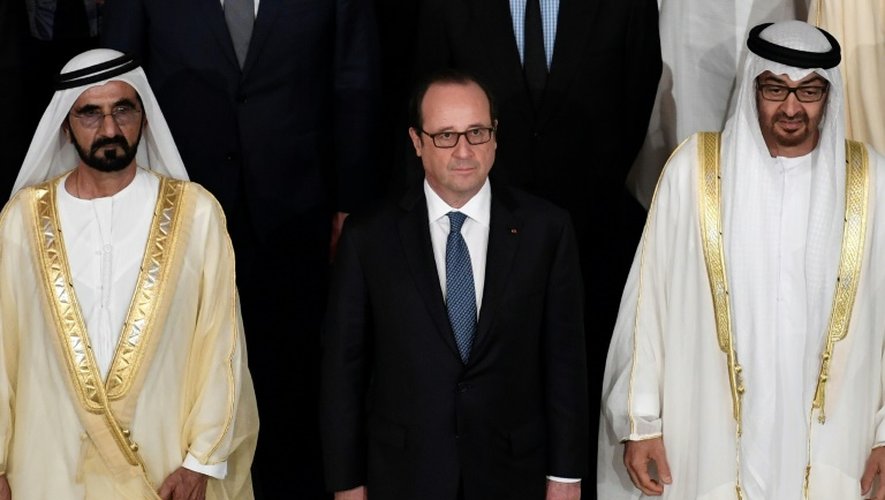 François Hollande avec le Premier ministre des Emirats, Cheikh Mohammed bin Rashid al-Maktoum, et le Prince héritier, Cheikh Mohamed bin Zayed al-Nahyan, à Abou Dhabi le 3 décembre 2016