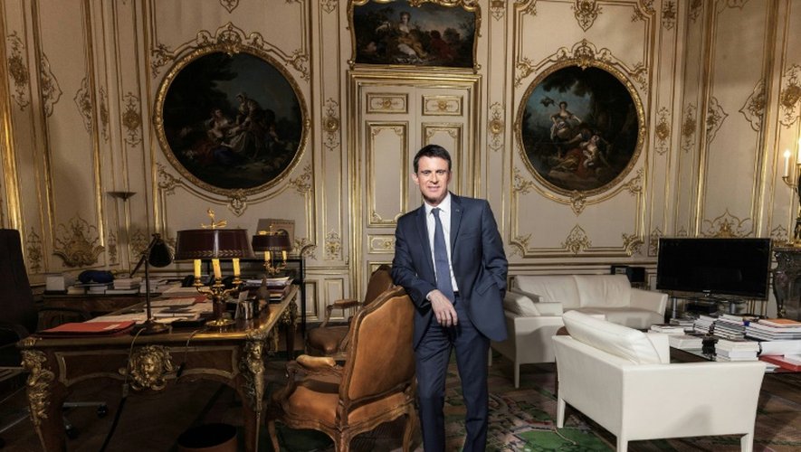 Manuel Valls lors d'une séance de pose pour l'AFP dans ses bureaux de l'Hôtel de Matignon le 24 novembre 2016