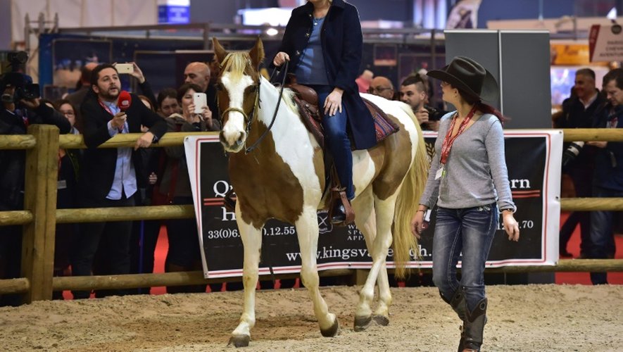 La présidente du Front national Marine Le Pen monte pendant une visite au Salon du cheval à Villepinte, au nord de Paris, le 2 décembre 2016