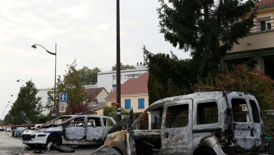 Le 8 octobre 2016, une quinzaine d'agresseurs avaient incendié deux voitures de police, occupées par quatre agents en mission de surveillance à proximité d'un feu rouge d'un quartier sensible de la Grande Borne