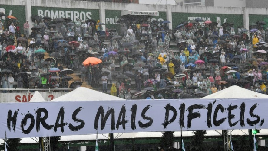 Le public accueille les dépouilles des joueurs de football tués dans un crash aérien en Colombie, dans un stade de Chapeco au Brésil le 3 décembre 2016