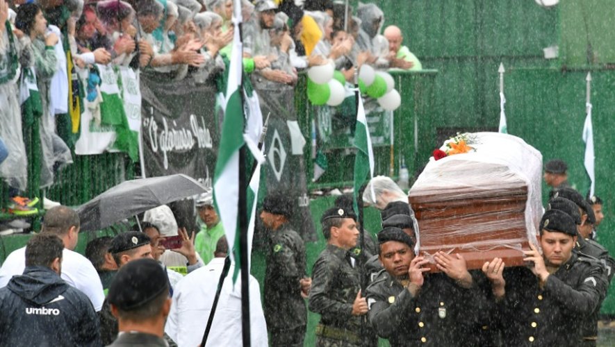Des militaires transportent le 3 décembre 2016 dans un stade de Chapeco des cercueils des joueurs de football tués dans un crash aérien