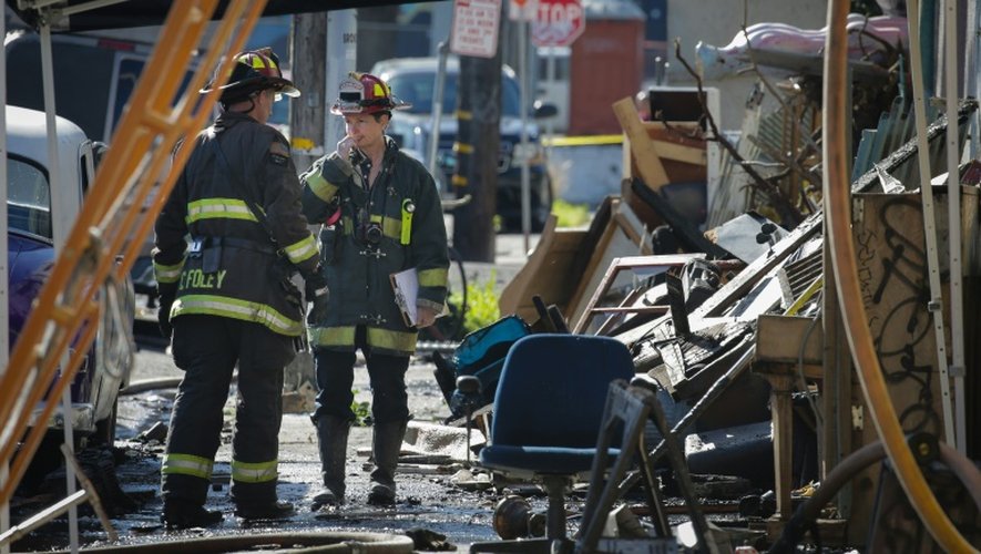 Des pompiers sur les lieux d'un incendie qui a fait 9 morts dans un entrepôt du quartier Fruitvale à Oakland en Californie le 3 décembre 2016