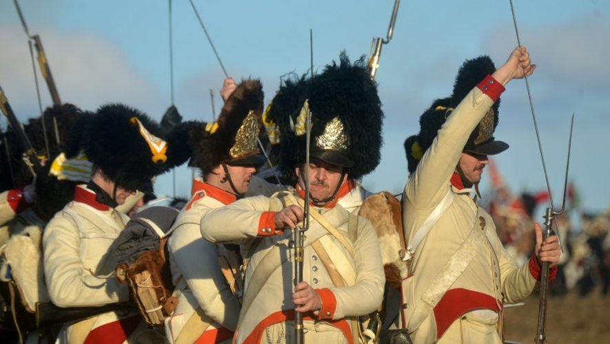 Reconstitution par des passionnés en costumes de la bataille d'Austerlitz de 1805 gagnée par Napoléon, à Slavkov, en République tchèque le 3 décembre 2016