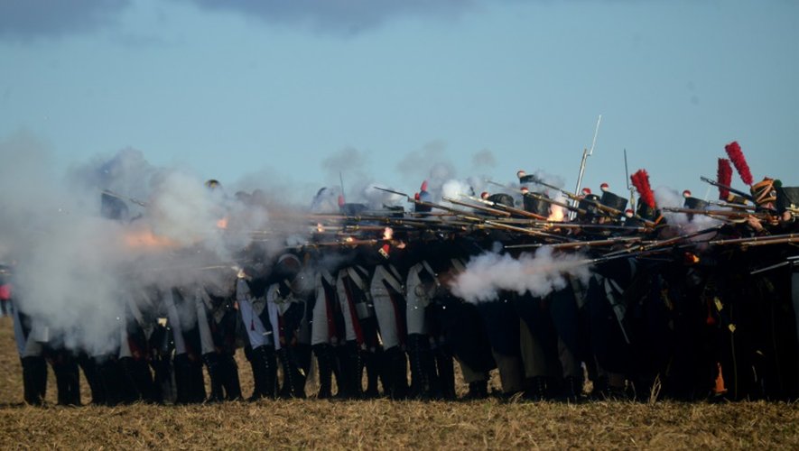 Reconstitution par des passionnés en costumes d'époque de la bataille d'Austerlitz de 1805 gagnée par Napoléon, à Slavkov, en République tchèque le 3 décembre 2016