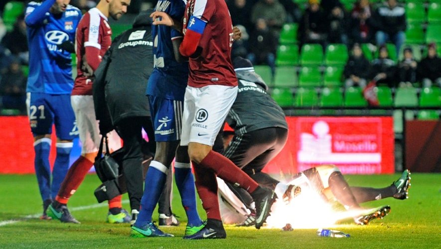 Un pétard explose sur la pelouse lors du match de L1 entre Metz et Lyon, le 3 décembre 2016 à Longeville-lès-Metz