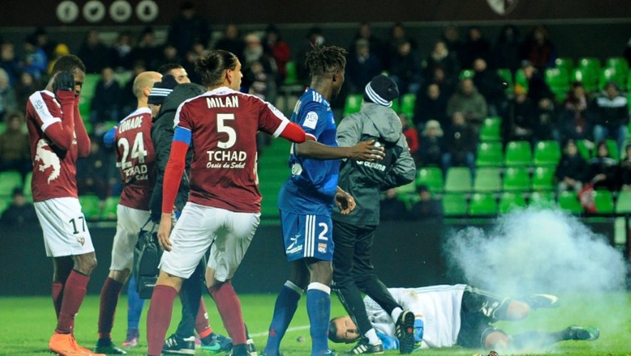 Des joueurs des deux équipes réagissent après un jet de pétard lors du match Metz-Lyon, le 3 décembre 2016 à Longeville-lès-Metz