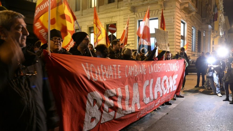 Les partisans du "non" au référendum fêtent leur victoire, le 4 décembre 2016 à Rome