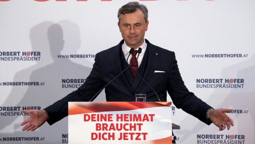 Norbert Hofer, candidat du Parti de la Liberté (FPOE), avec le slogan "Ta patrie a besoin de toi maintenant", à Vienne, le 2 décembre 2016
