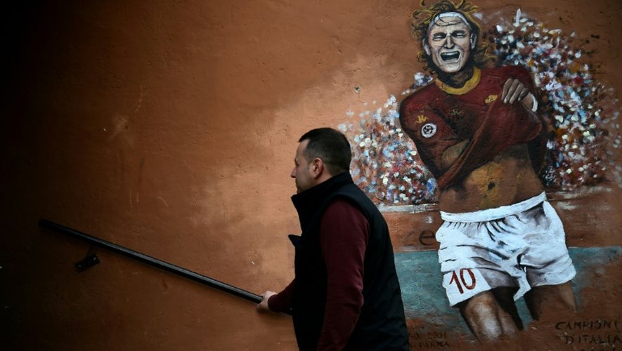 Un graffiti représentant le capitaine de l'AS Rome Francesco Totti sur un mur dans une rue de Rome, le 22 octobre 2016
