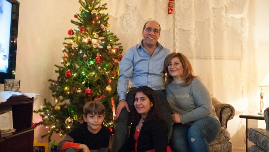 Fahed, Jouli, Sparta et Adeeb Fattouh dans le salon de leur appartement à Laval, au Canada, le 30 novembre 2016
