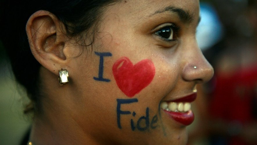 Une Cubaine rend hommage à Fidel Castro à Santiago le 3 décembre 2016