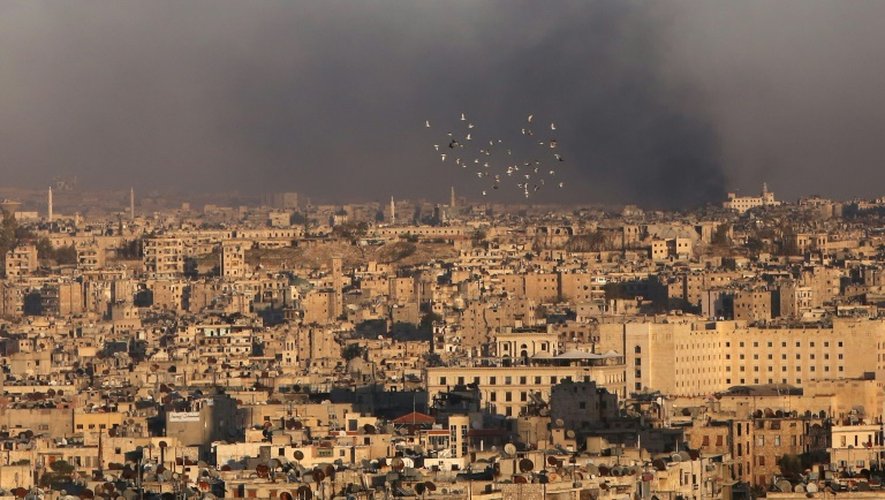Une vue générale d'Alep où l'on voit de la fumée liée aux combats entre le régime et les rebelles, le 3 décembre 2016