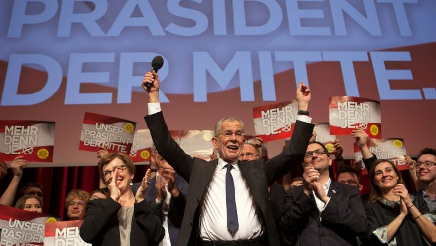 Alexander Van der Bellen fête avec ses supporteurs sa victoire à la présidentielle, le 4 décembre 2016 à Vienne, en Autriche