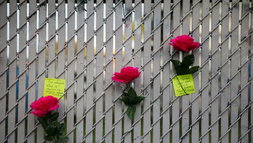 Fleurs et messages à la mémoire des vctimes de l'incendie, le 4 décembre 2016 à Oakland