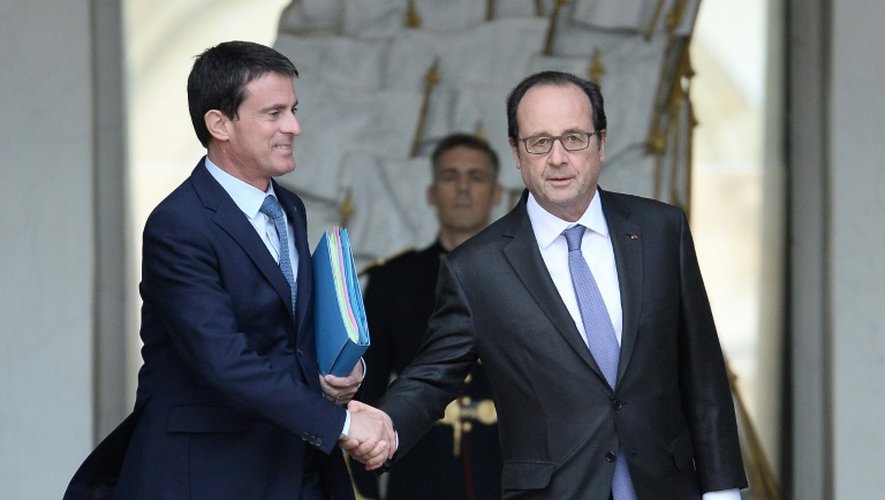 Le président François Hollande et le Premier ministre Manuel Valls (g) se serrent la main à l'issue d'une réunion à l'Elysée, le 2 novembre 2016 à Paris