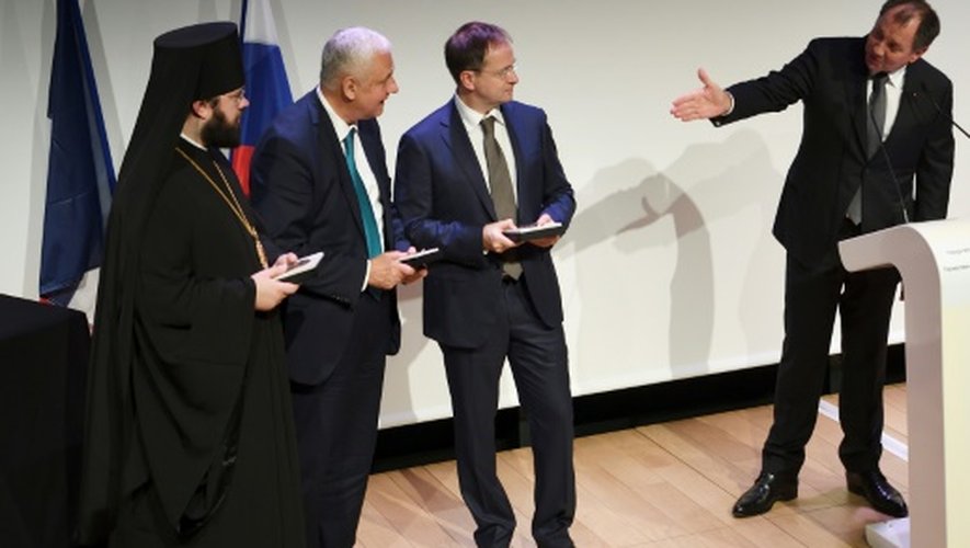 Le ministre russe de la Culture Vladimir Medniski (2e d) lors de l'inauguration d'un centre orthodoxe russe à Paris, le 19 octobre 2016