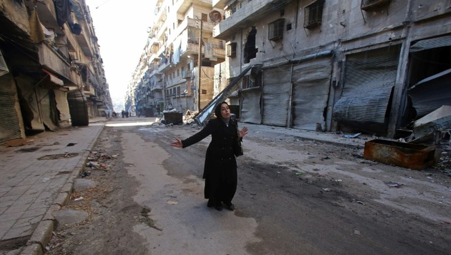 Une Syrienne à Alep dans le quartier dévasté où elle avait habité, le 4 décembre 2016