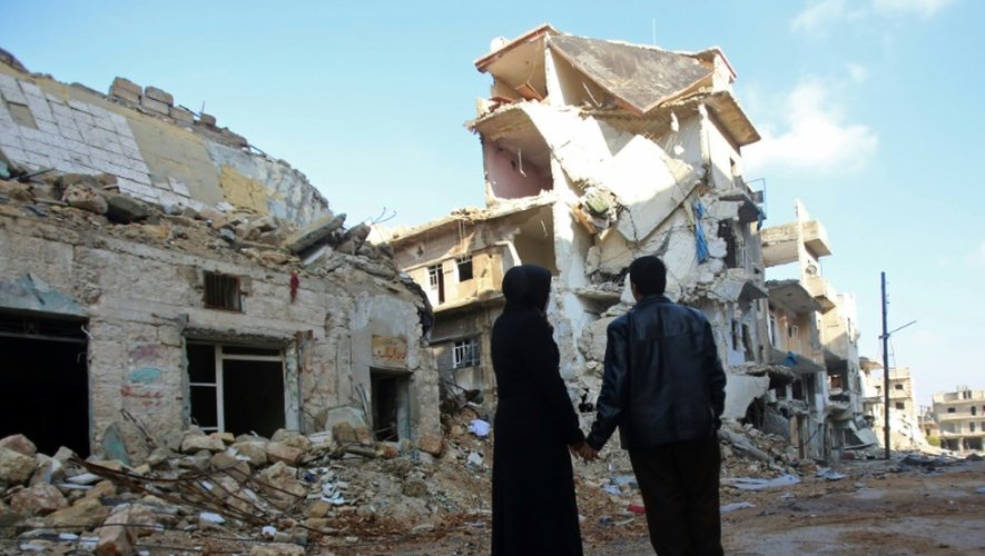 Un couple syrien à Alep devant leur maison dévastée, le 4 décembre 2016