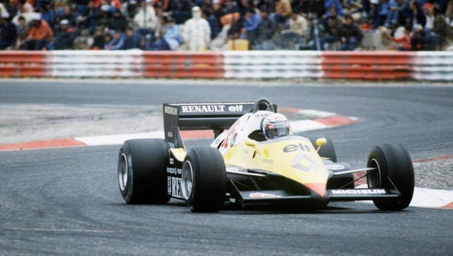 La monoplace Renault pilotée par Alain Prost sur le circuit Paul Ricard au Castellet, le 17 avril 1983