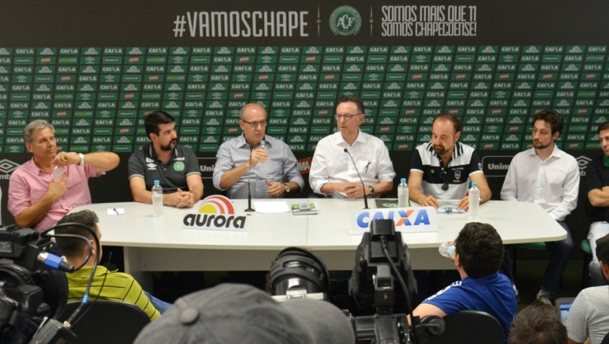 Le président de Chapecoense Ivan Tozzo (3e à gauche) en conférence de presse à l'Arena Conda de Chapeco, le 5 décembre 2016