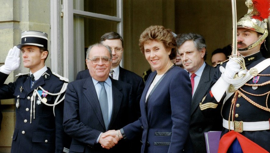 Pierre Bérégovoy et Edith Cresson lors de la cérémonie de la passation de pouvoirs le 5 avril 1992 à Matignon à Paris