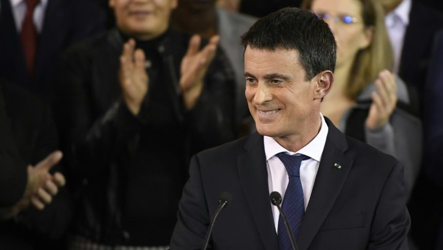 Manuel Valls applaudi à l'annonce de sa candidature à l'électtion présidentielle le 5 décembre 2016 à Evry dans l'Essonne