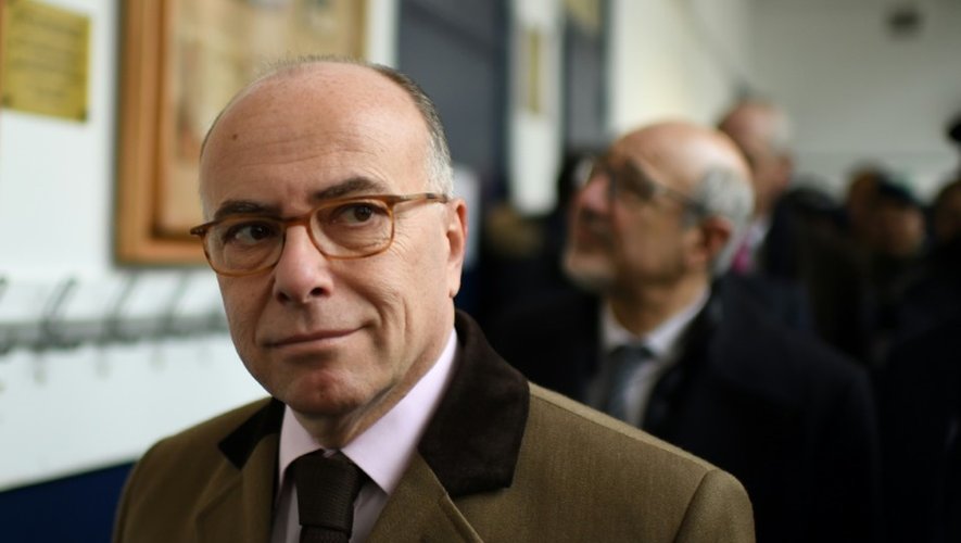 Le ministre de l'Intérieur Bernard le 2 décembre 2016 à Paris