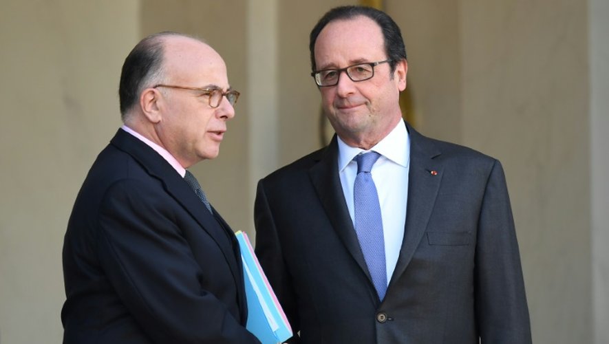 Bernard Cazeneuve et François Hollande sur le perron de l'Elysée le 7 décembre 2016 à Paris