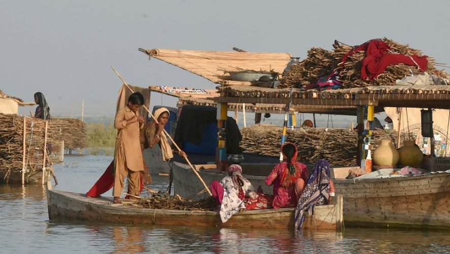 Des membres de la tribu des Mohannas sur le lac Manchar, au Pakistan, le 9 septembre 2016