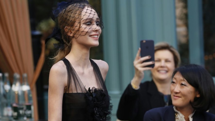 L'égérie de Chanel, Lily-Rose Depp, présente une création de la marque lors d'un défilé au Ritz à Paris, le 6 décembre 2016