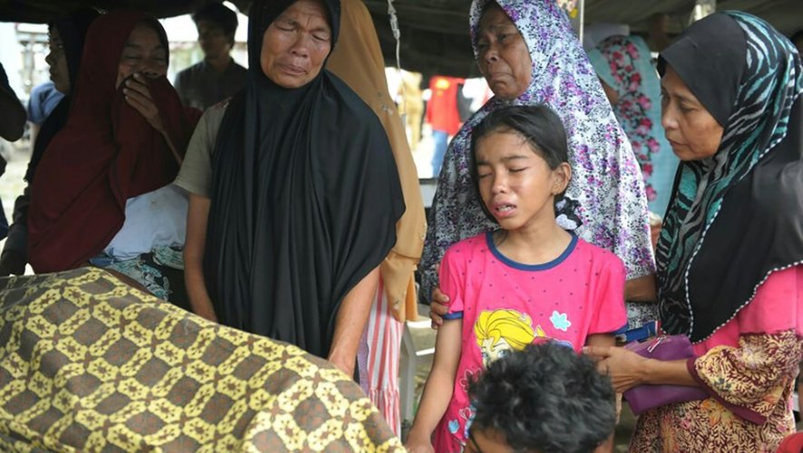 Des familles pleurent les victimes d'un séisme qui a touché la province d'Aceh, le 7 décembre 2016 à Pidie Jaya, en Indonésie