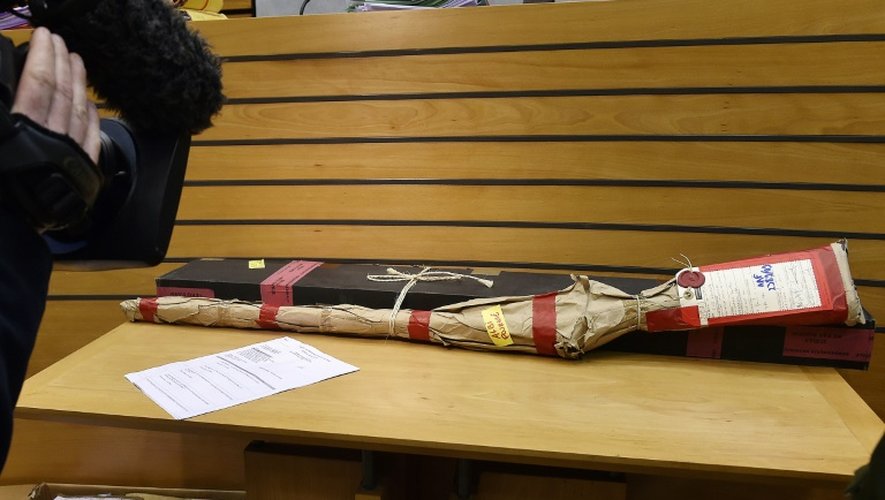 L'arme utilisée par   Luc Fournié lors d'un cambriolage, exposée lors de son procès le 30 mars 2015 à Albi