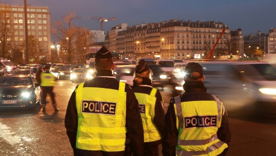 Des policiers contrôlent des véhicules le 6 décembre 2016 à Paris dans le cadre de la circulation alternée