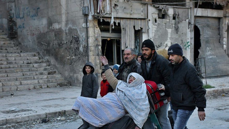 Des habitants d'Alep fuient les violences, le 7 décembre 2016