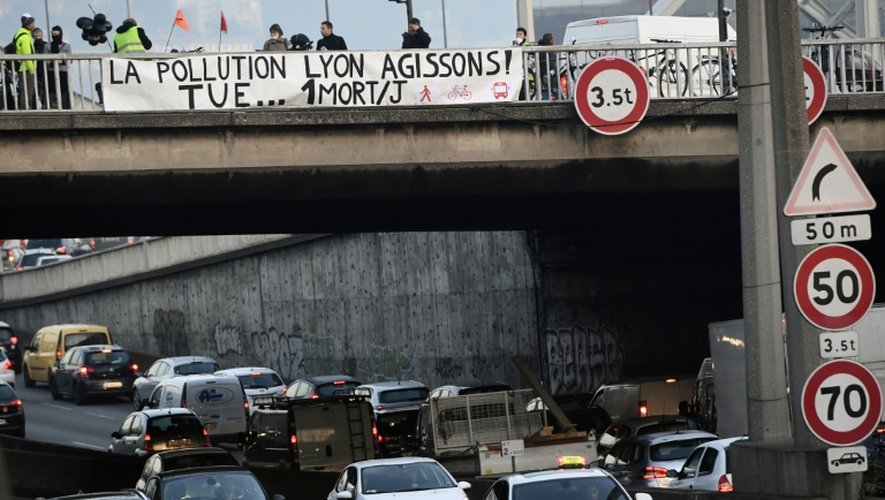 Des manifestants déploient une banderole contre la pollution, à l'entrée de Lyon, le 6 décembre