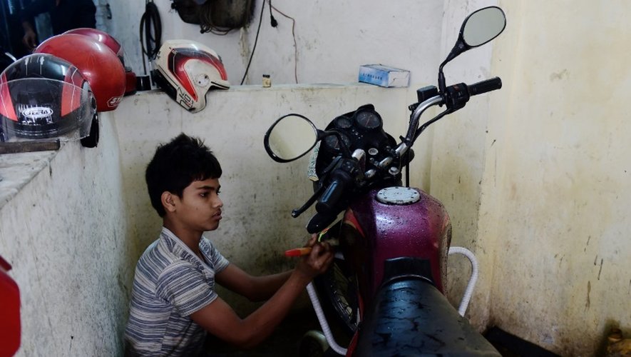 Russel, 13 ans, travaille dans un garage à Dacca, au Bangladesh, le 7 décembre 2016
