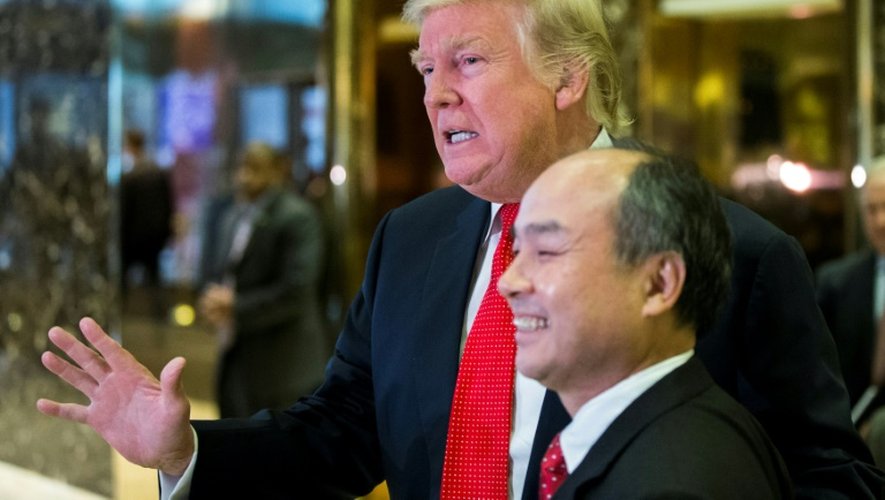 Le président élu américain Donald Trump et le PDG du géant japonais des télécommunications SoftBank, Masayoshi Son à la Trump Tower à New York, le 6 décembre 2016