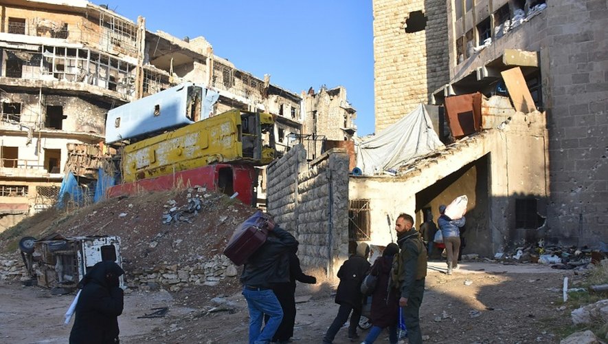 Des habitants d'Alep, en Syrie,  fuient les violences, le 7 décembre 2016