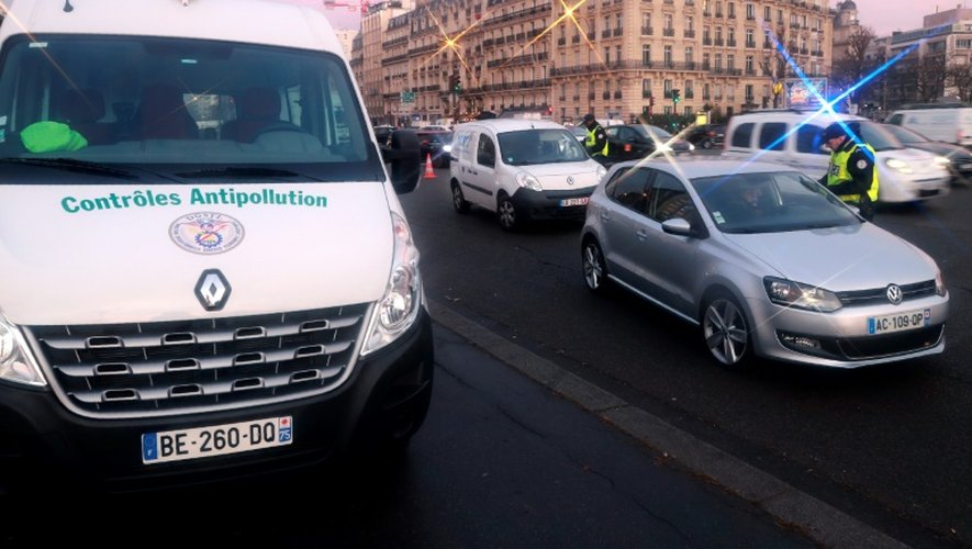 Des automobilistes contrôlés le 8 décembre 2016 à Paris dans le cadre de la circulation alternée
