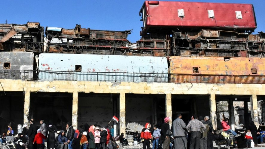 Des Syriens retournent chez eux dans un district d'Alep-est repris par l'armée syrienne aux rebelles, le 8 décembre 2016