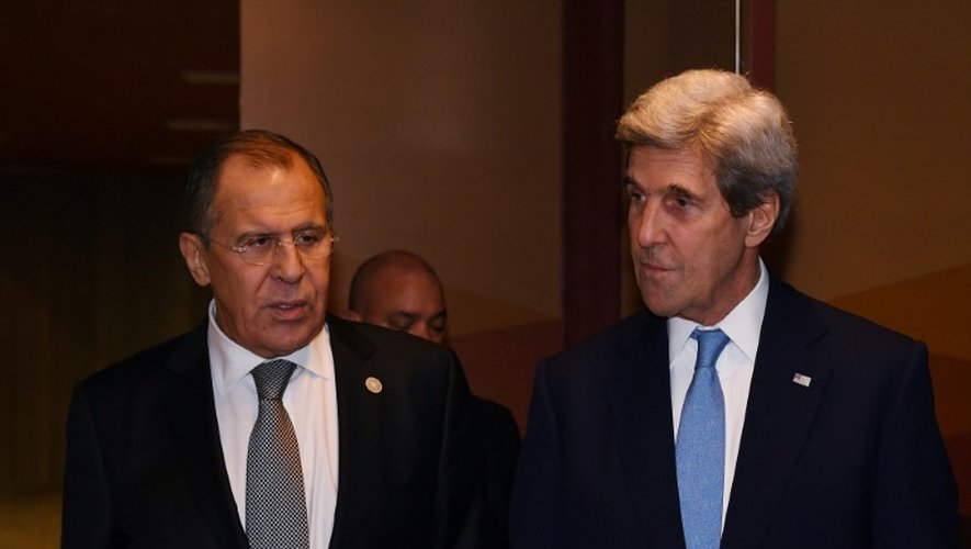 Les chefs de la diplomatie américaine et russe, John Kerry (d) et Sergueï Lavrov, le 17 novembre 2016 à Lima