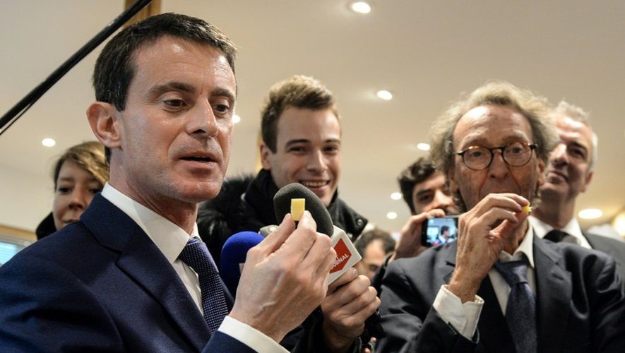 Manuel Valls (g), candidat à la primaire socialiste, le 7 décembre 2016 à Noirefontaine dans le Doubs