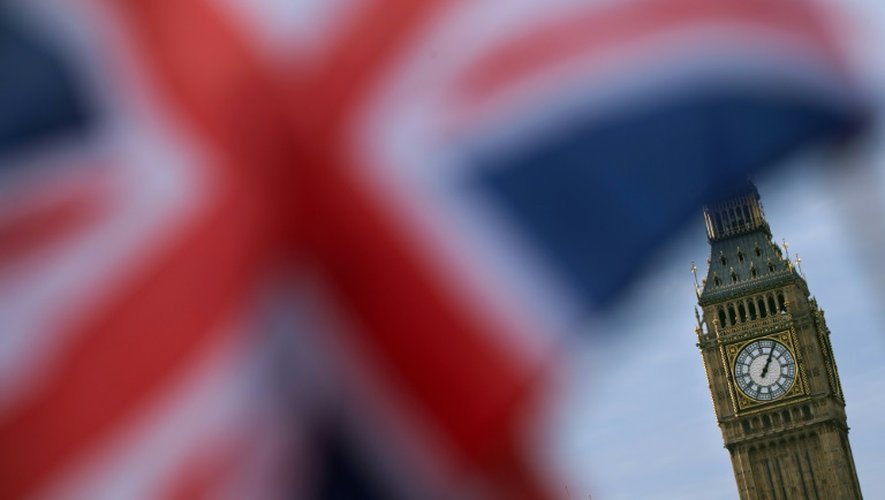 Un drapeau britannique flotte près de Big Ben, le 7 décembre 2016 à Londres